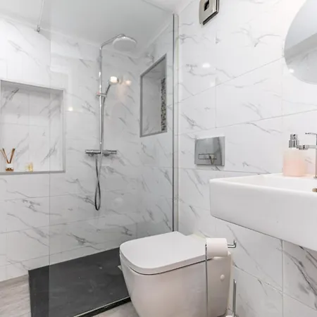 Largo, Town Centre Apartment *